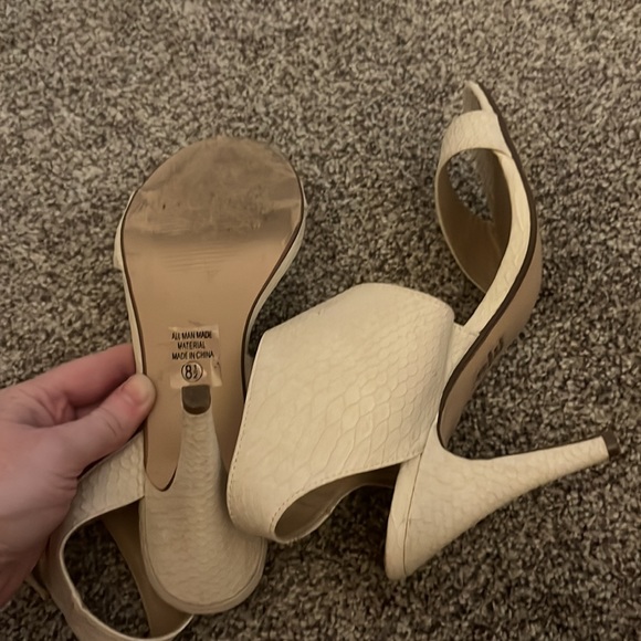 Gently worn beige heels with fun ankle strap - Picture 3 of 3